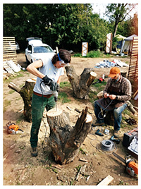 Грубая деревянная скамейка-лодка WOODandROOT с лампами и натуральными шкурами