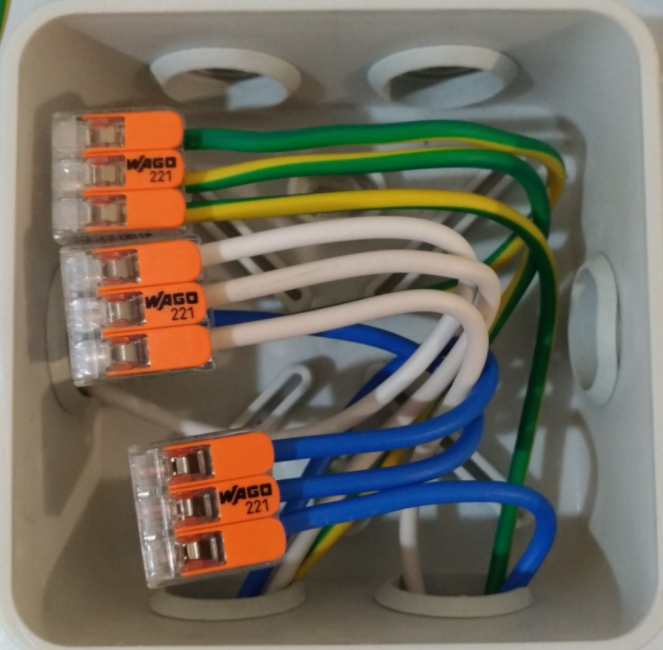 Как соединить провода в распределительной коробке