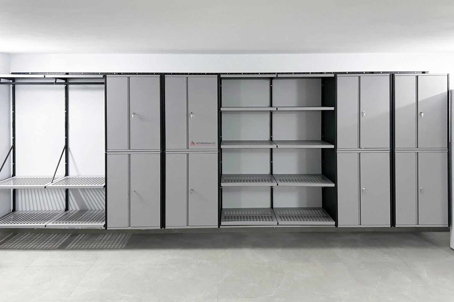 Металлические полки на стену