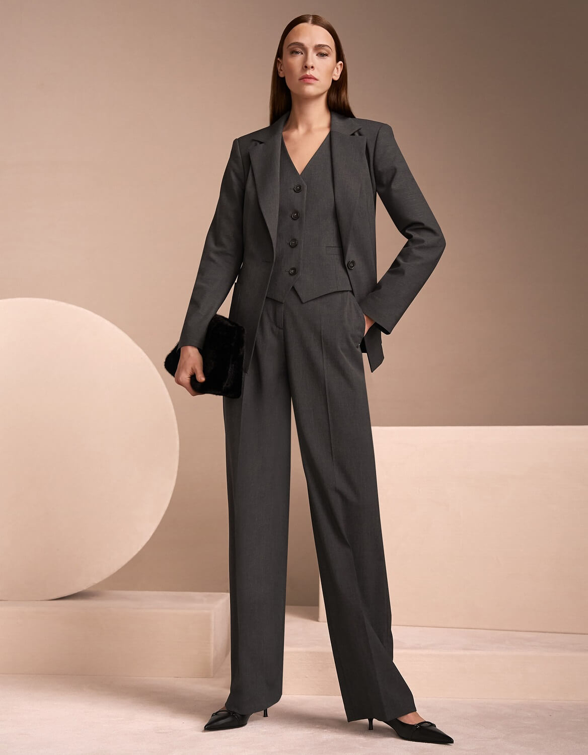 Распродажа с пользой: какие вещи стоит купить сейчас и носить весной