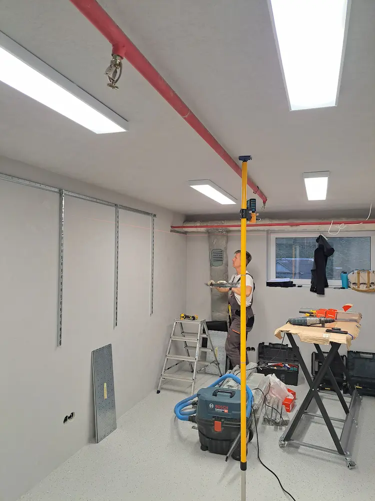 garazh-minsk-montazh-napravlyayushchikh-systema-khraneniya Монтаж направляющих и подготовка стен для системы хранения в гараже, Минск.