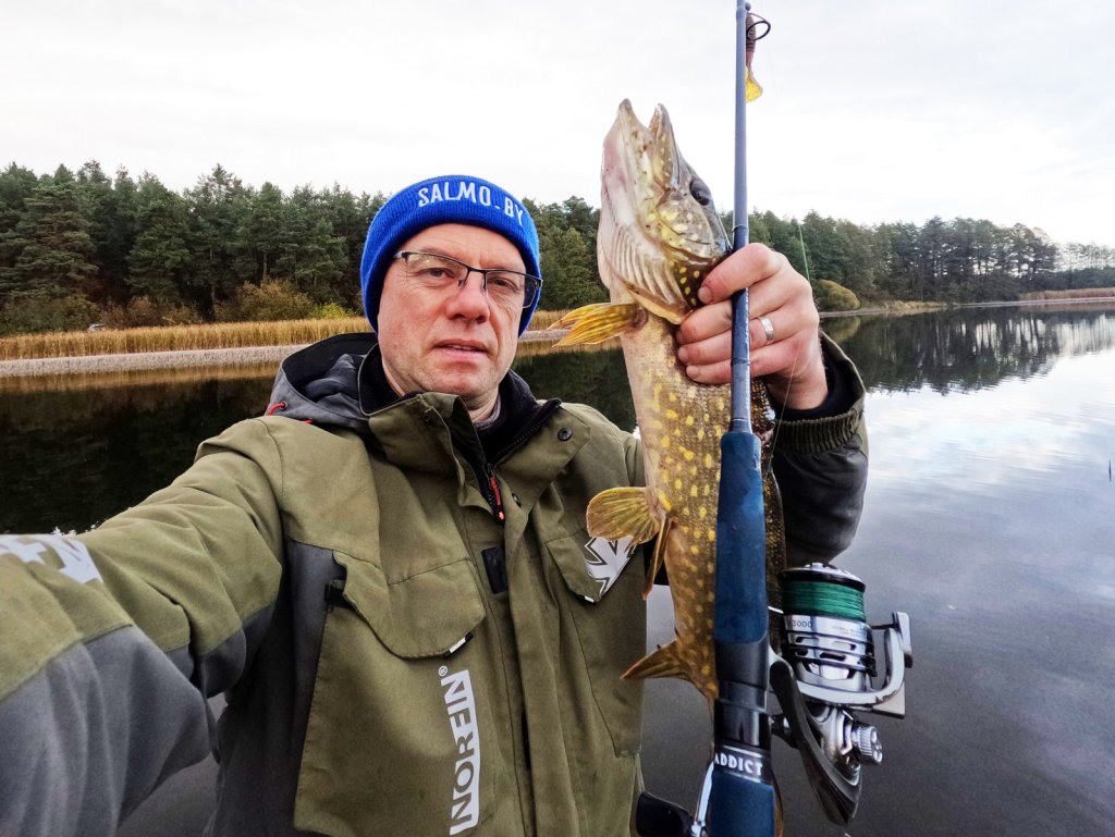 valeriy_sikirzhitskiy_poziruet_so_schukoy valeriy_sikirzhitskiy_poziruet_so_schukoy.jfif