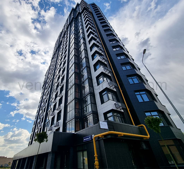 Навесной фасад облицован керамогранитом