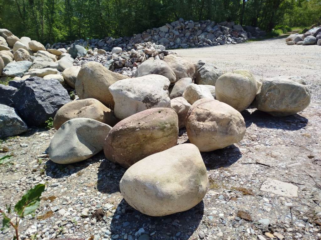 Речная вода сформировала из серого валуна великолепный буёк для зелени в ландшафтном дизайне