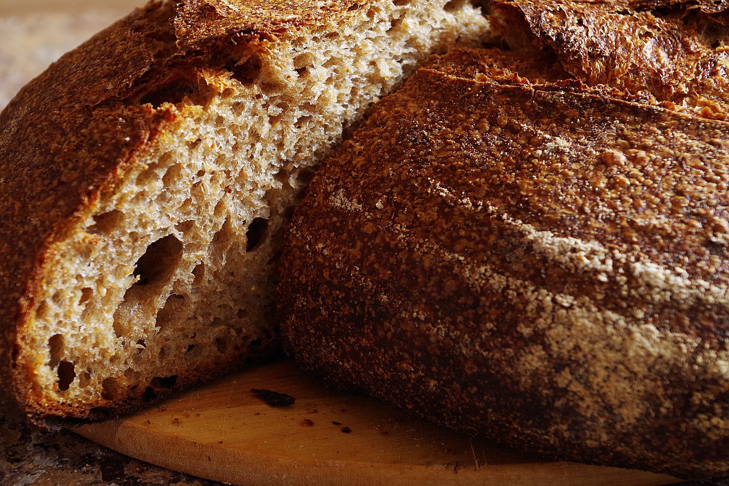 Простой хлеб на закваске. Хлеб Московский ржаной. Пирог на закваске. Хлеб на закваске. Арнаутский хлеб на закваске.