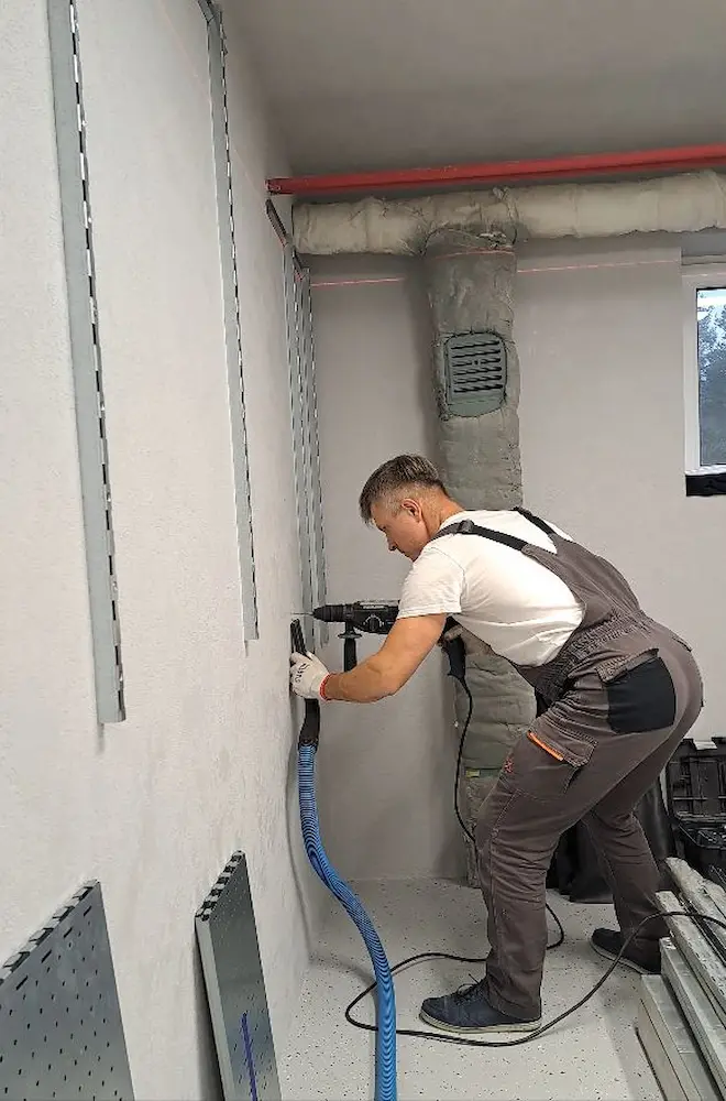 ustanovka-krepleniy-perfopanel-garazh-minsk Установка металлических вертикальных направляющих системы хранения для гаража в Минске.