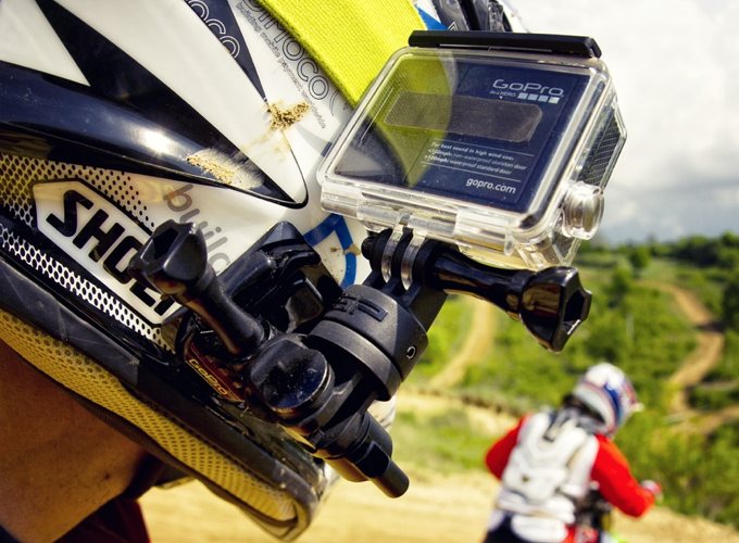 Камеры на шлем: обзор моделей с креплением на шлем для мотоцикла, горнолыжного и другого спорта