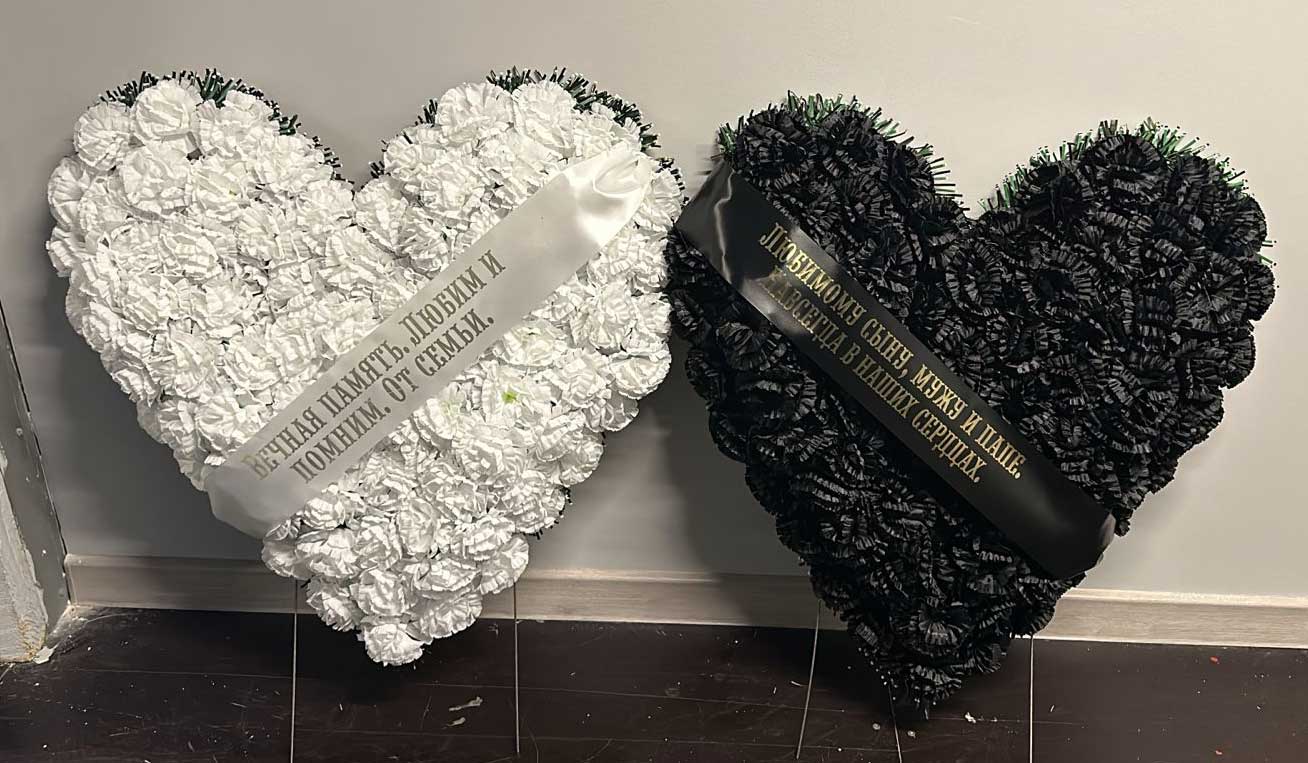 Черное и белое сердца из искусственных цветов с лентами