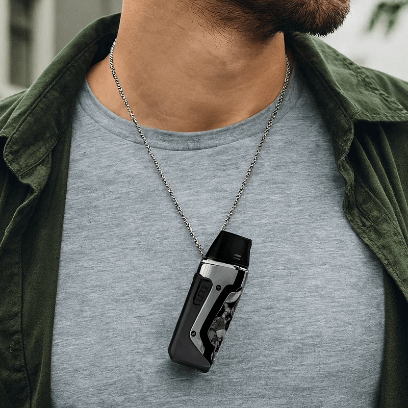 GeekVape Aegis Nano на шее с цепочкой