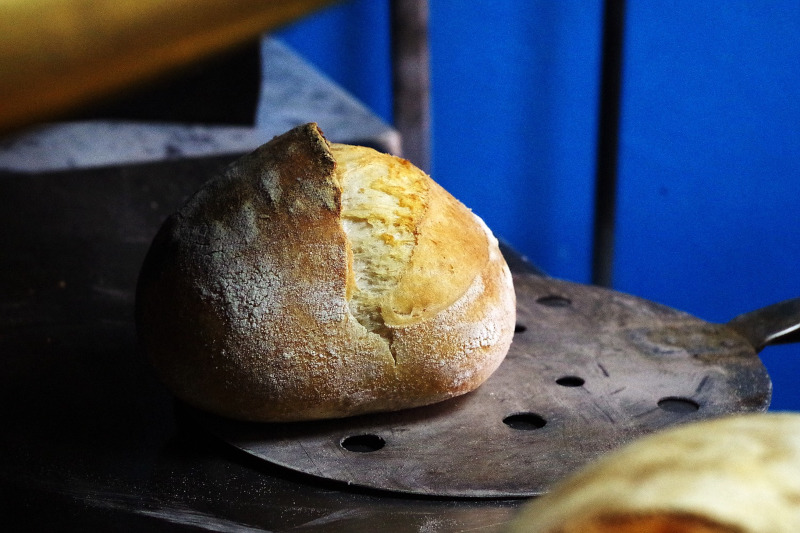Как самостоятельно испечь хлеб в русской печи