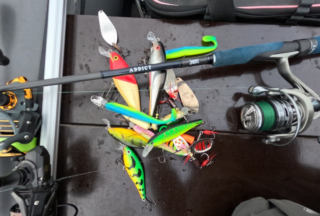 raznye_primanki_i_spining_v_lodke raznye_primanki_i_spining_v_lodke.jfif