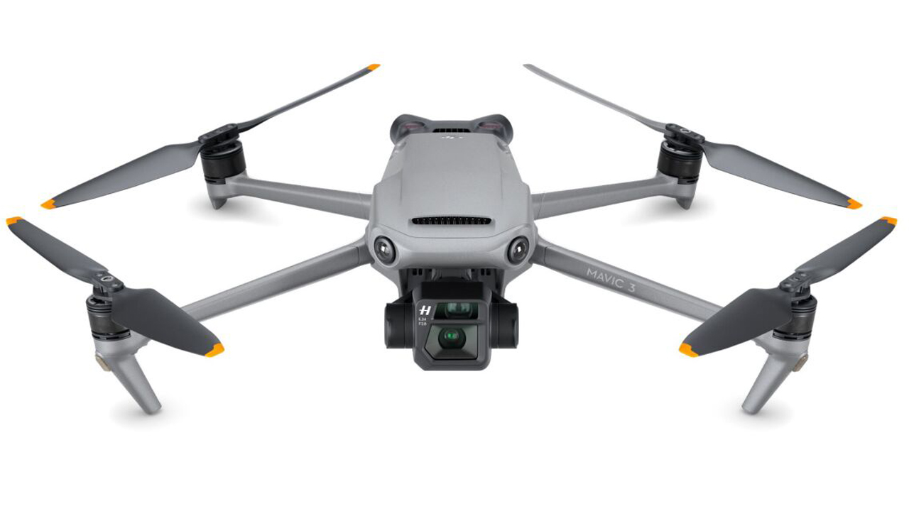 Квадрокоптер DJI Mavic 3 завис в воздухе во время сильного снегопада