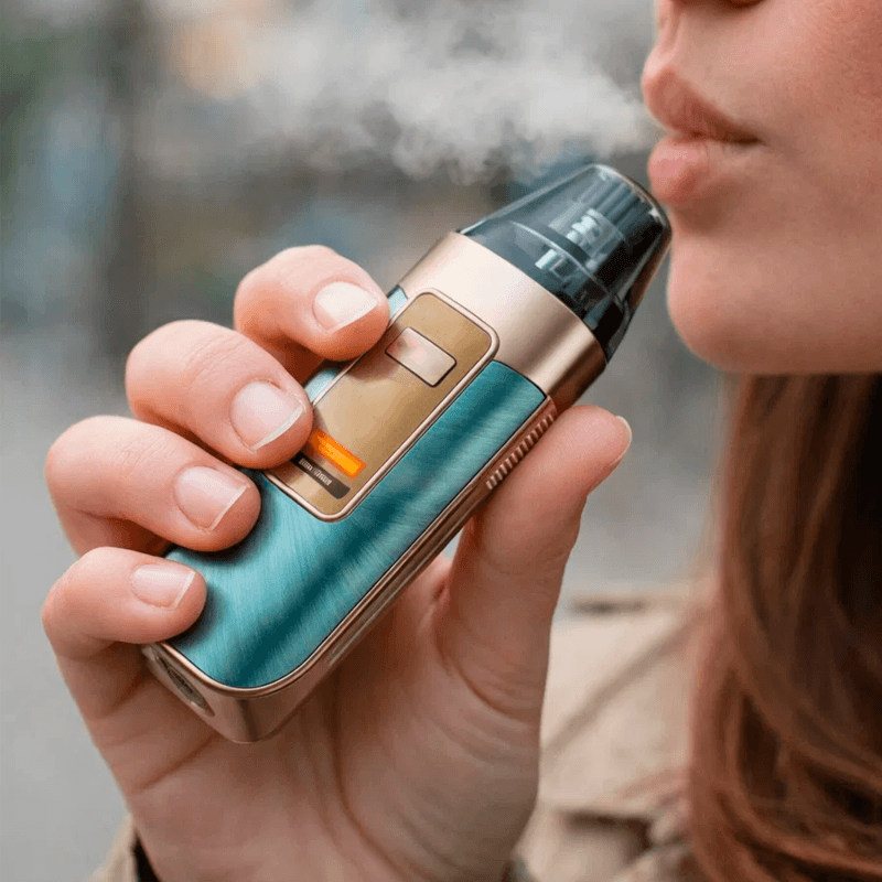 Девушка курит Luxe X3