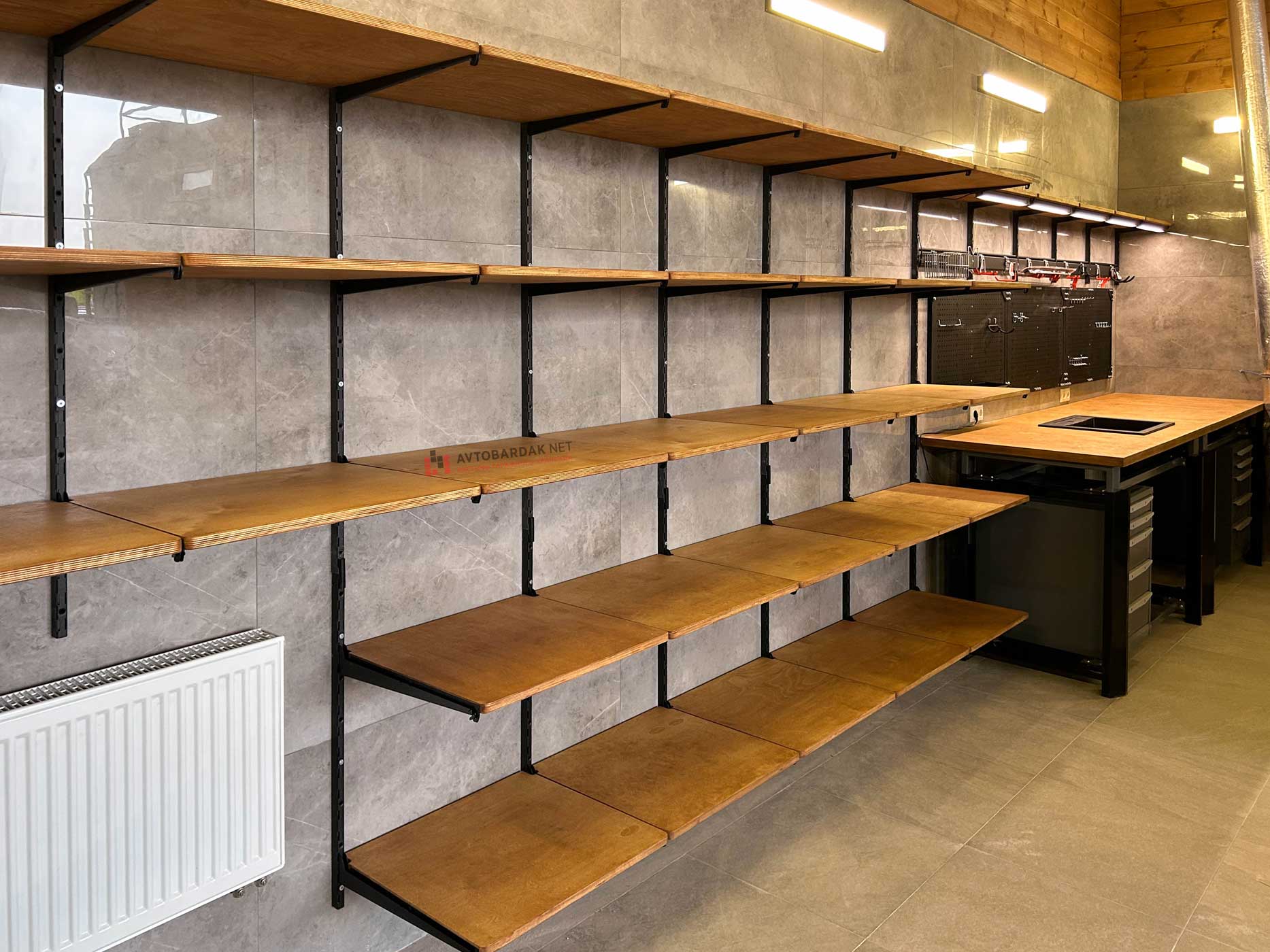 Деревянные полки в гараж
