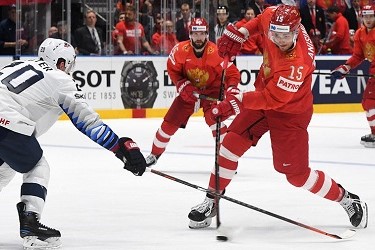 Жёсткая травма российского вратаря в НХЛ. Петра вырубил свой же защитник