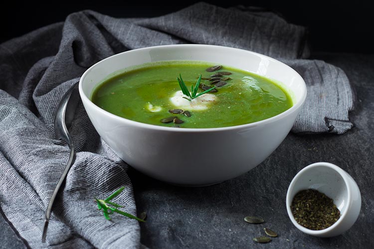 Картофельный суп с консервированным зеленым горошком