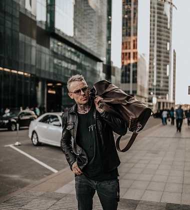 Дорожная сумка из кожи с ремнем коричневая