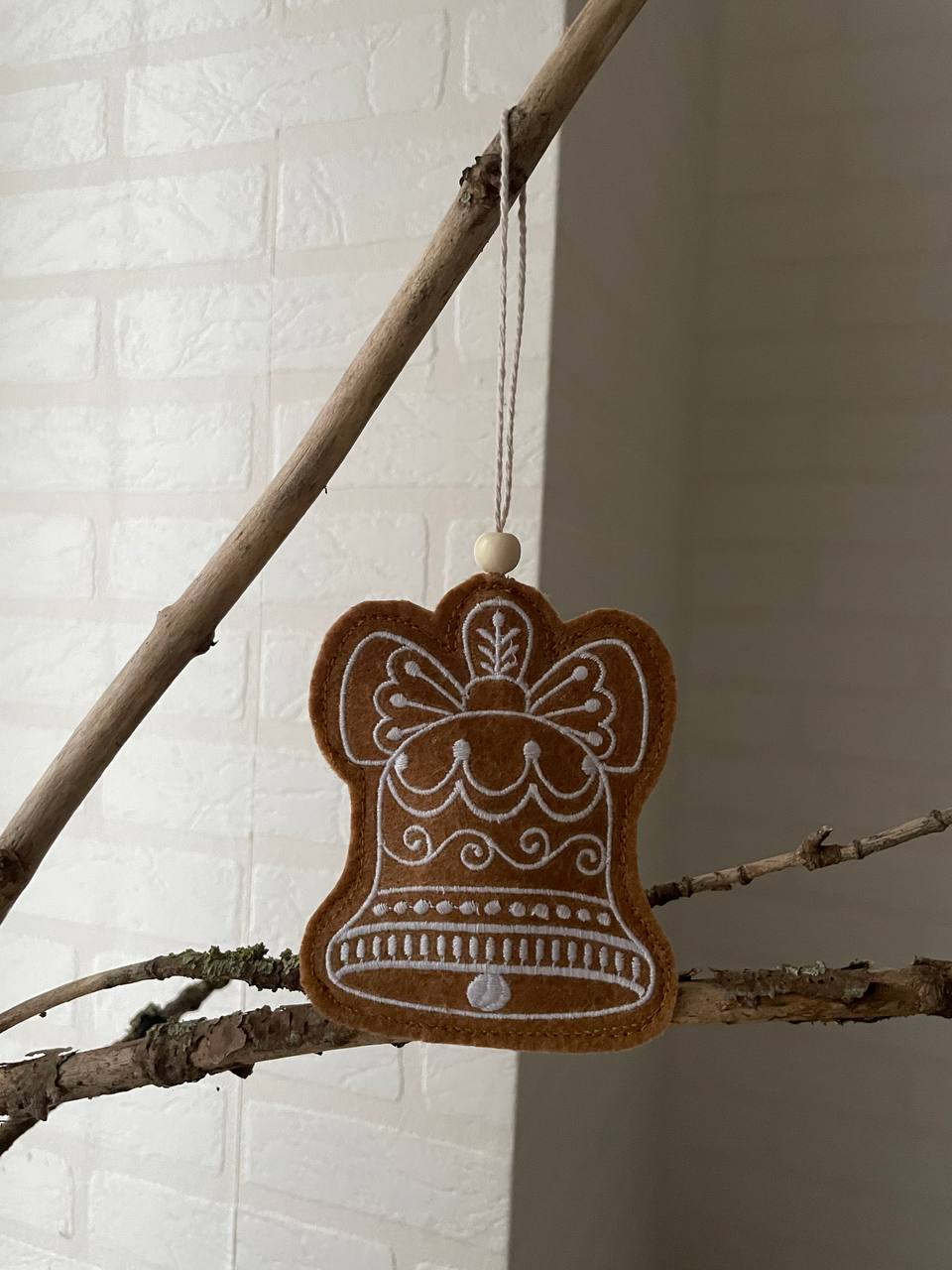 Колокольчик пряничный. Подвеска из фетра с вышивкой TSF-251122-Maxi