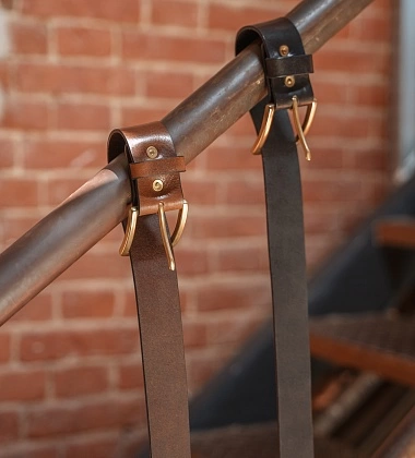 кожаные ремни с латунной пряжкой