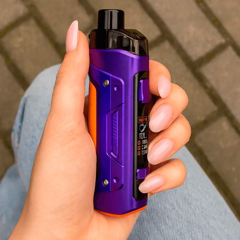 GeekVape Aegis B100 в руке