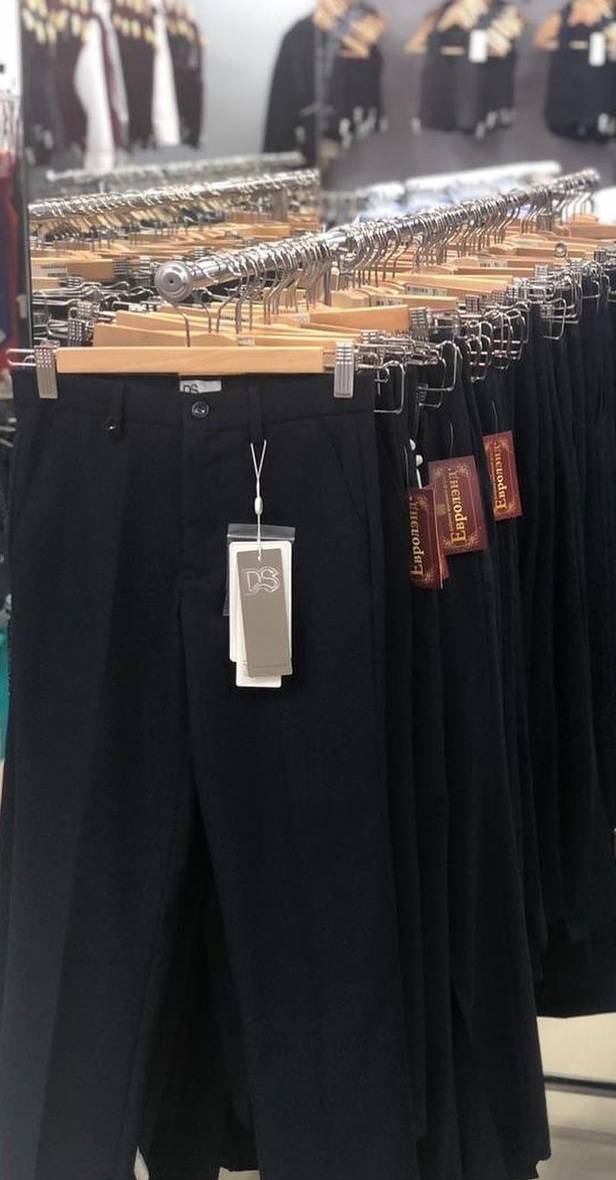 Швейная фабрика &laquo;ЕВРОЛЭНД&raquo; производит широкий выбор школьных брюк, которые соответствуют всем современным требованиям, предъявляемым различными учебными заведениями. Не зависимо от продолжительности и интенсивности нагрузки в учебном заведении, наши брюки сделают пребывание ребенка в классе максимально комфортным.