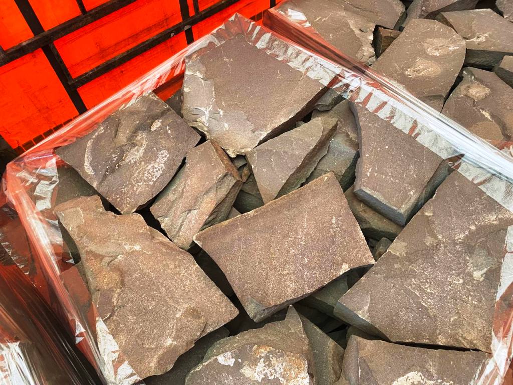 Серый бутовый камень — натуральный выбор для вашего строительства. Поддон уже в машине