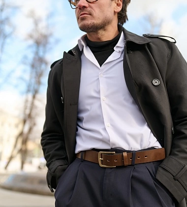 коричневый кожаный ремень с пряжкой из латуни