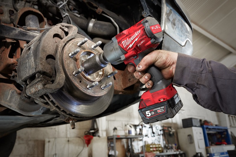 Аккумуляторный импульсный гайковерт Milwaukee M18 FUEL FHIWF12