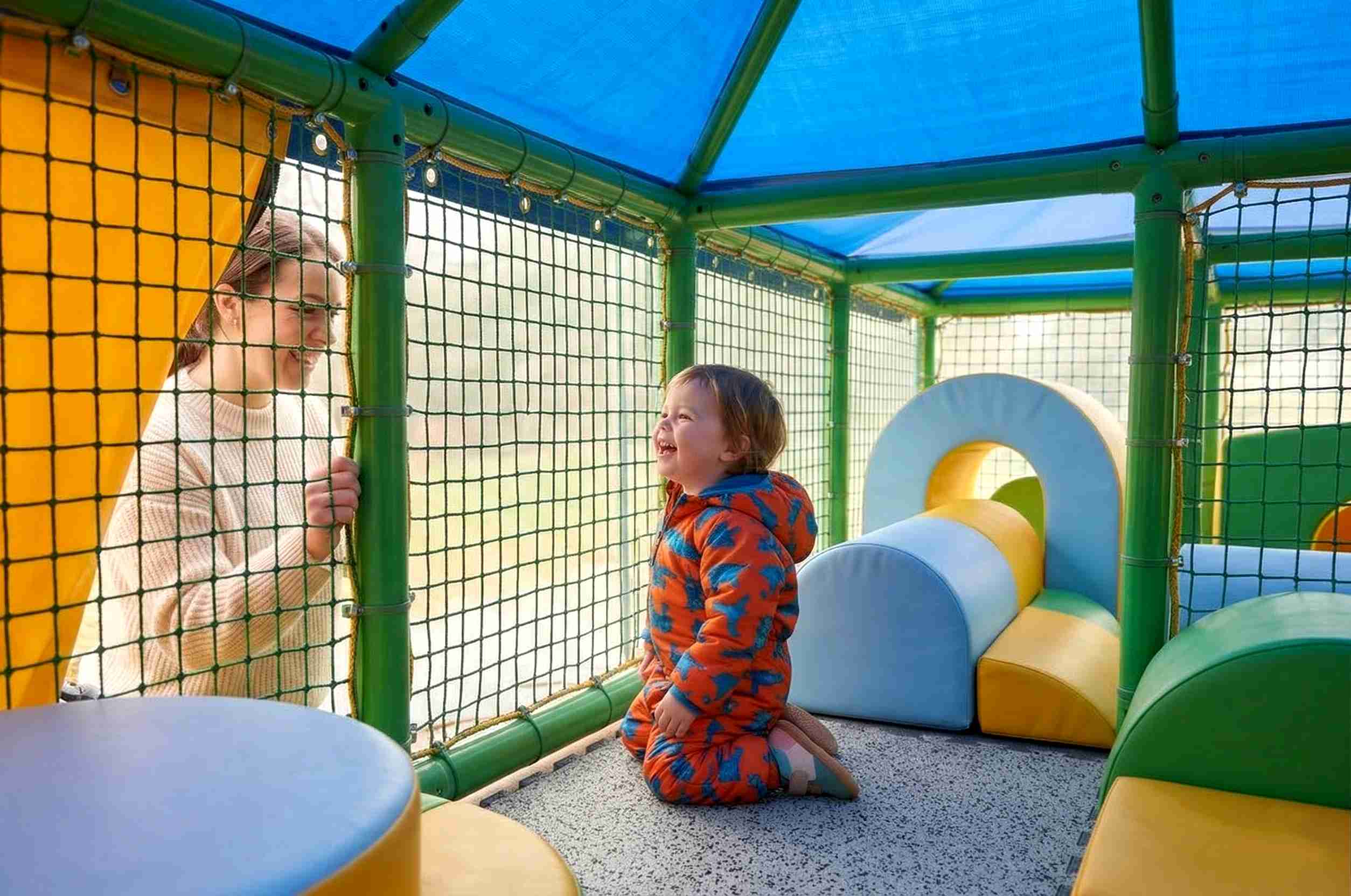 Ребёнок играет в безопасном пространстве