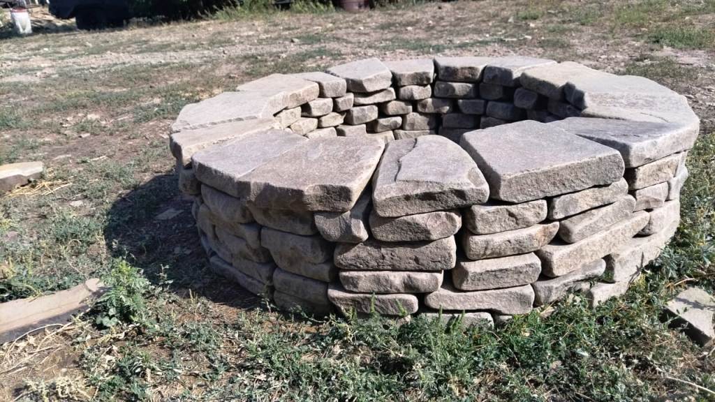 6 колец колотого галтованного камня песчаника