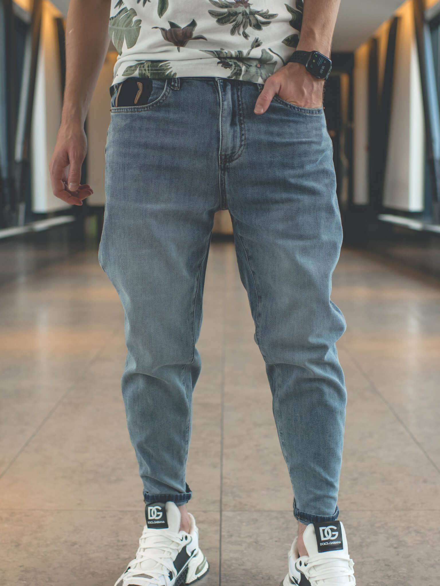 С чем носить джинсы бойфренды и кому они подходят: 33 фото