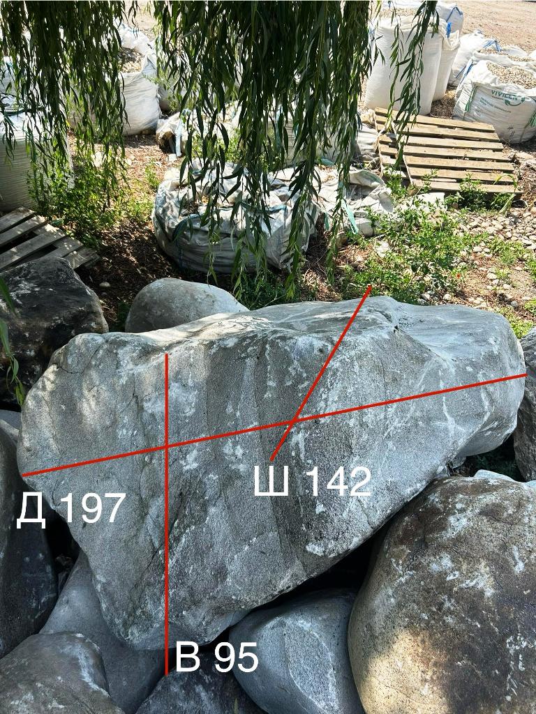 Его прочность позволяет использовать валун в любых условиях, создавая долговечные композиции