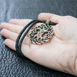 Дерево из которого произрастают 9 миров, фотография на ладони.