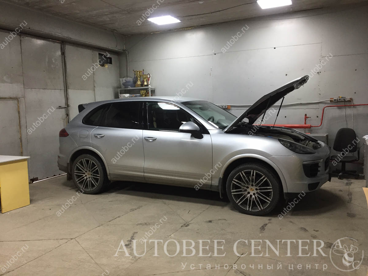 Porsche Cayenne (установка разнесенного радар детектора NeoLine S300)