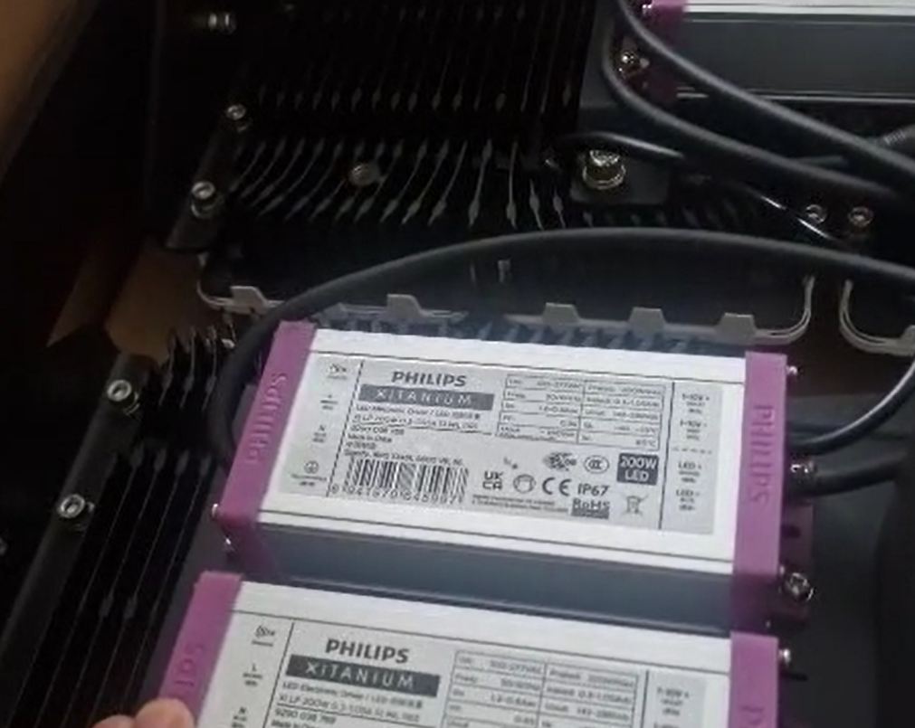 Сердце надежности: Драйвер PHILIPS Xitanium с защитой от скачков напряжения IP67.