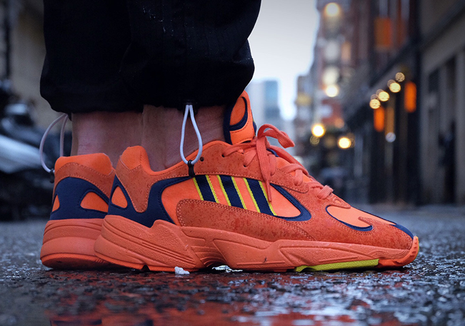 Рыжие Adidas Yung 1 на ноге