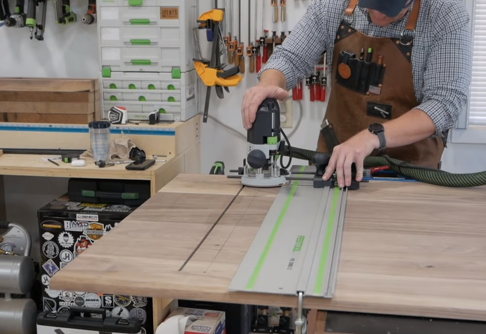 Фрезер вериткальный Фестул ОФ 1400 Festool OF 1400) предназначен для закругления углов, снятия кантика, фрезерования круглых вырезов, выполнение кантика на профиле и многого другого