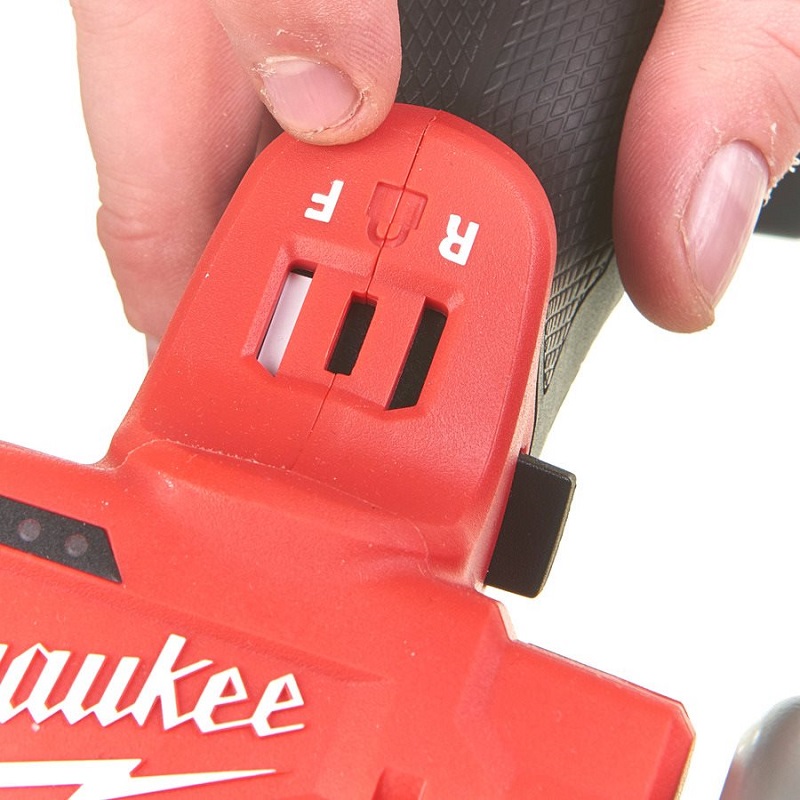фото аккумуляторная отрезная машина MILWAUKEE M12 FUEL FCOT