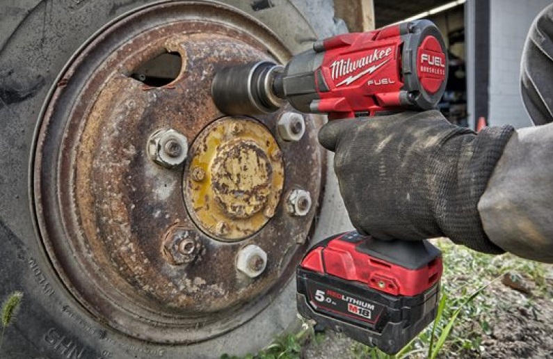  Аккумуляторный гайковерт Milwaukee M18 