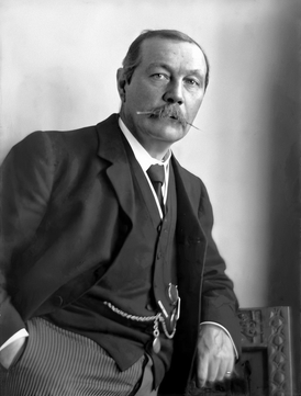 Arthur_Conan_Doyle_by_Walter_Benington,_1914.png