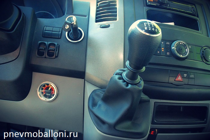 volkswagen_crafter_airride_pnevmoballoni.ru_sistema_upravleniya_manometr.jpg