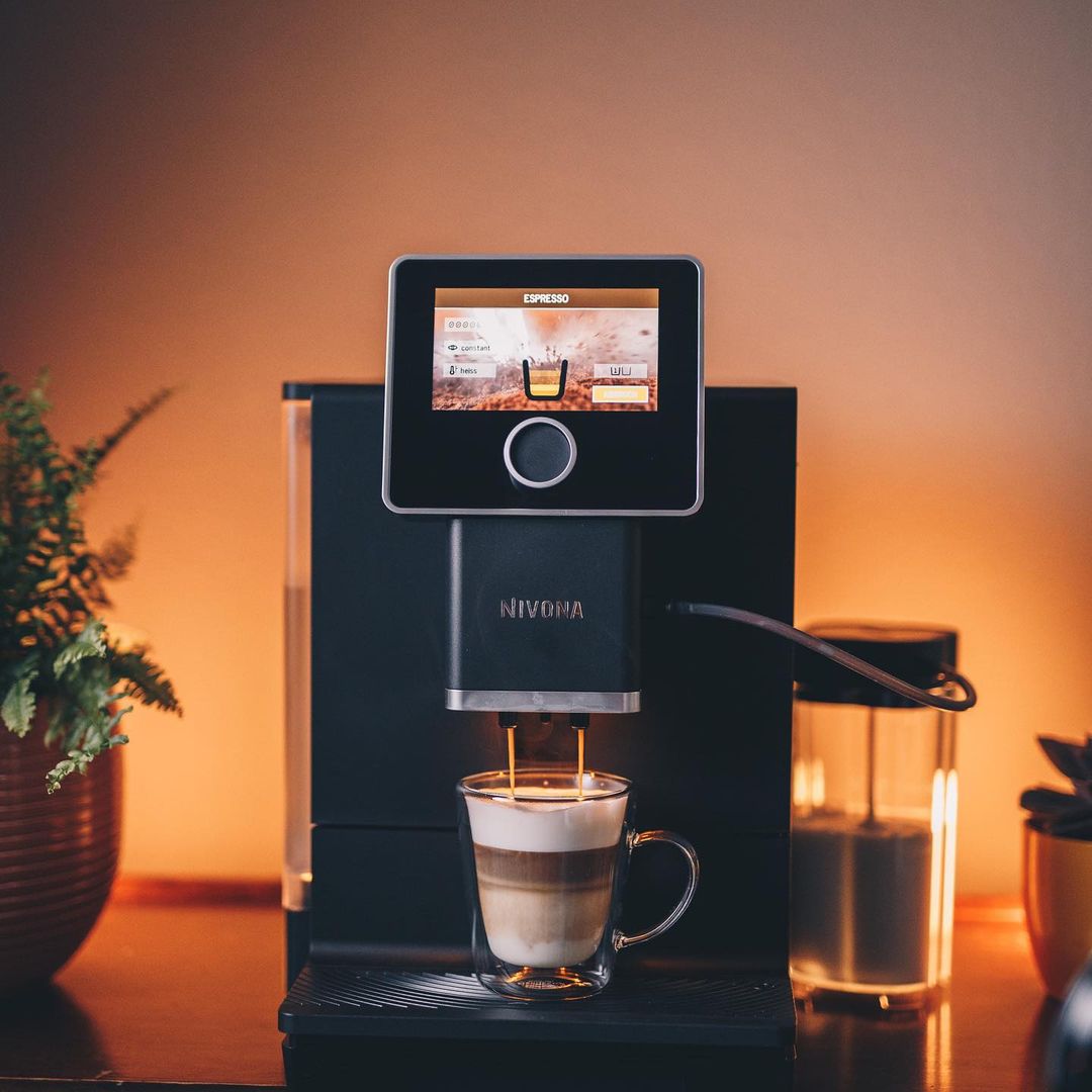 Кофемашина Nivona CafeRomatica NICR 960 с автоматическим капучинатором в интерьере