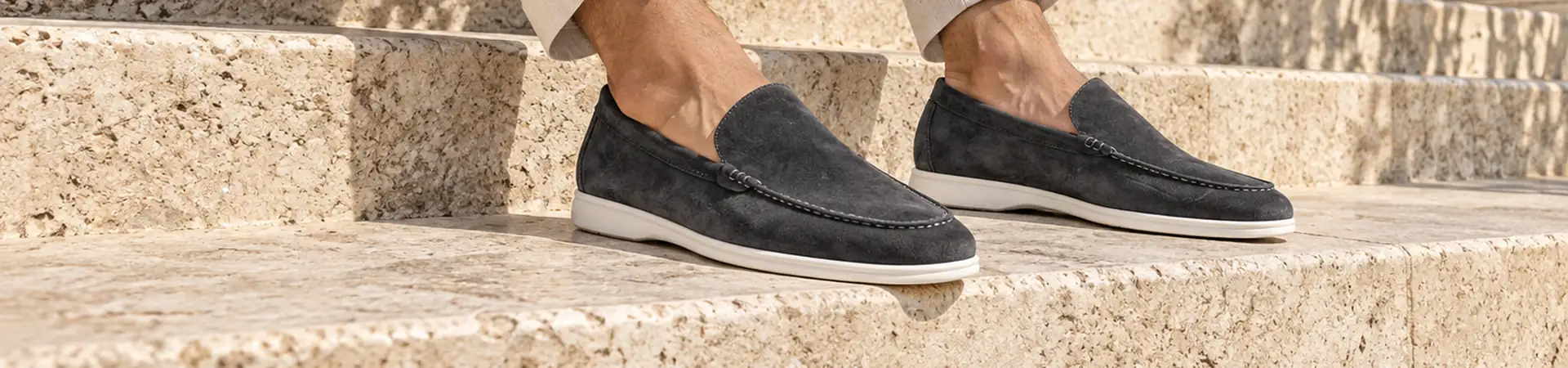 Слипоны чёрные от Zegna BP5-622184 в lifestyle-сцене к статье «Лоферы или слипоны? Смотрим на подошву и верх»