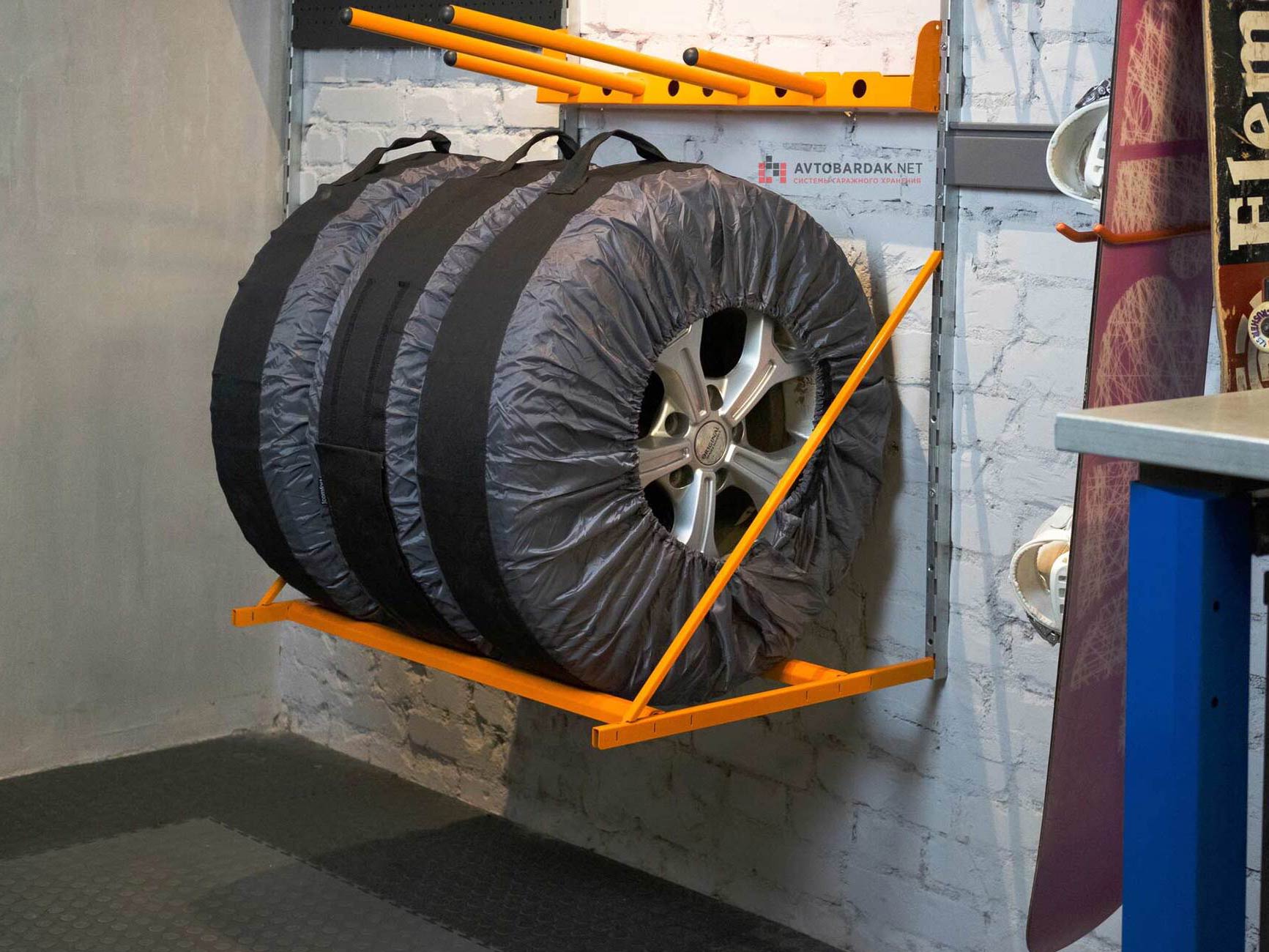 Полка для колес в гараже на стену