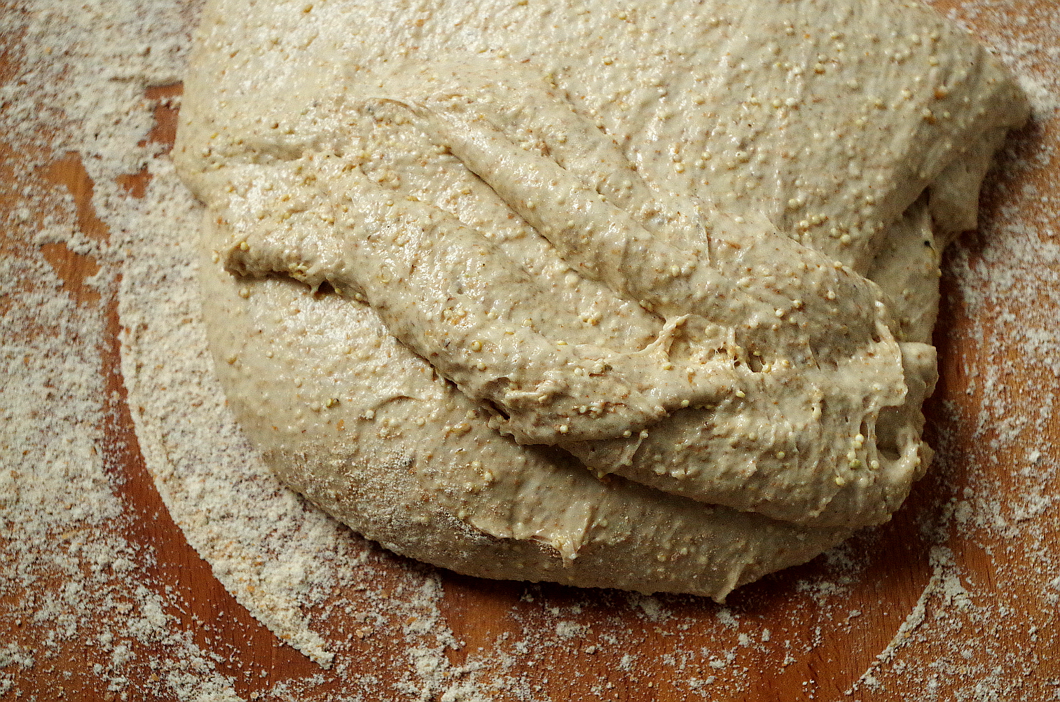 выложите тесто на стол