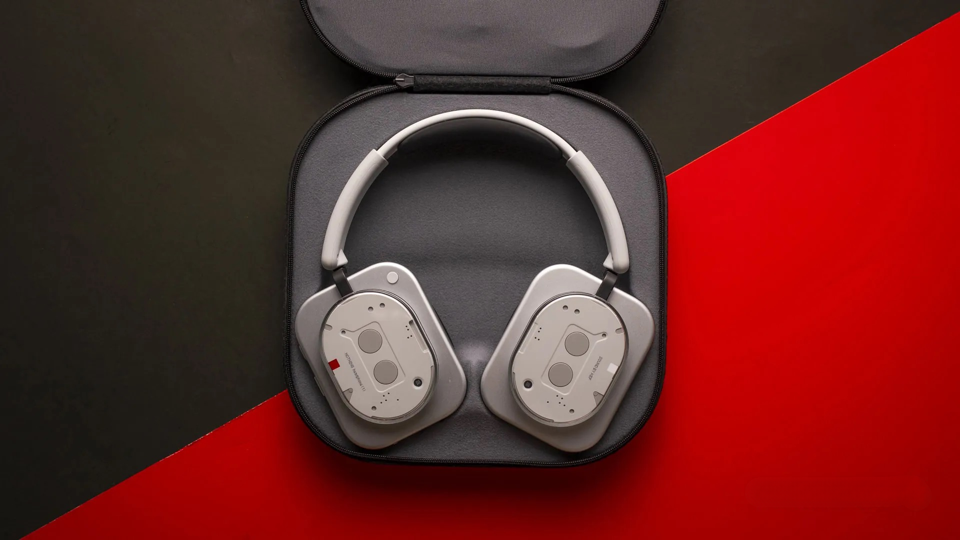 Сравнение Nothing Headphone (1) и Apple AirPods Max