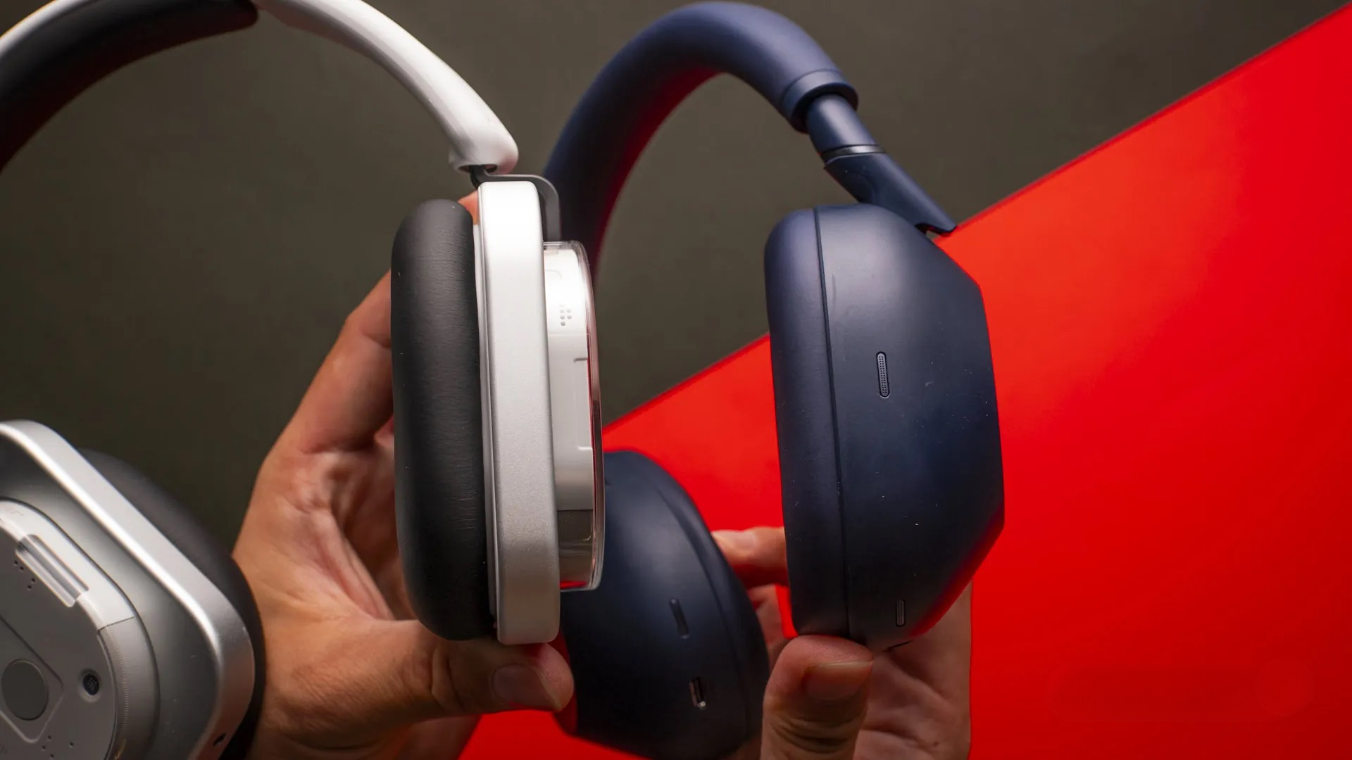 Сравнение Nothing Headphones (1) и Sony WH-1000XM6