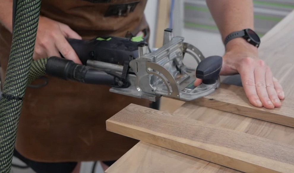 Дюбельный фрезер Фестул Домино Festool DOMINO DF 500  выручит вас в изготовлении ящиков, столов, стульев, тумб, корпусной мебели
