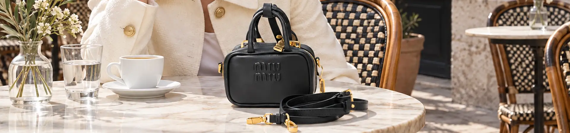 Сумка чёрная от Loewe Small Puzzle BP5-705752 в lifestyle-сцене к статье «Насколько маленькой может быть ваша повседневная сумка?»