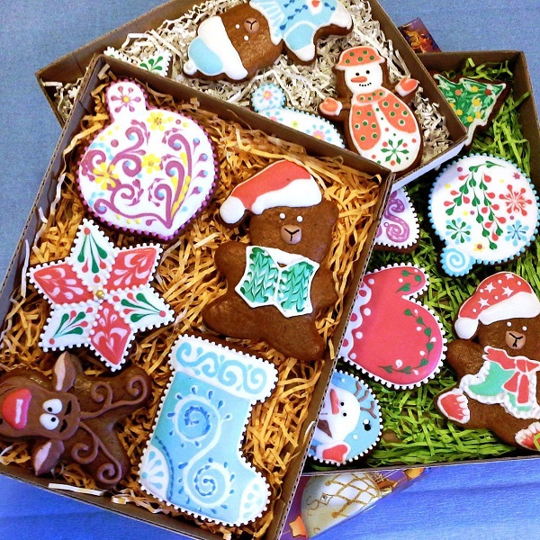 Подарок на новый 2022 год  для малышей — набор конфет или пряников в праздничной новогодней упаковке